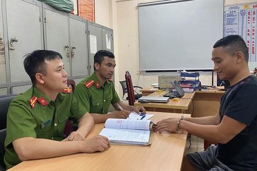 Người đàn ông bị bạn của chủ nợ cầm cốc 'choảng' vào đầu