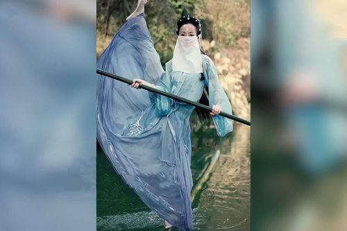 Cô gái TQ nổi tiếng với tài nhảy múa trên dòng sông