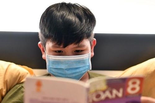 Vừa nghỉ hè, trẻ phải học online vì dịch Covid-19
