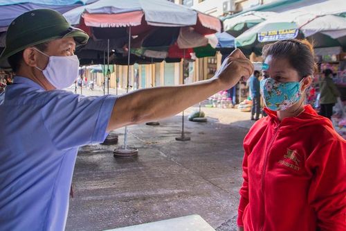 Người dân ra, vào chợ ở Quảng Ninh bị kiểm soát ra sao trong mùa dịch?