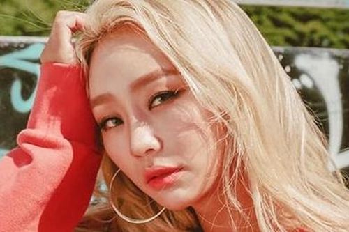 Thần tượng Kpop thừa nhận phẫu thuật mắt hai mí
