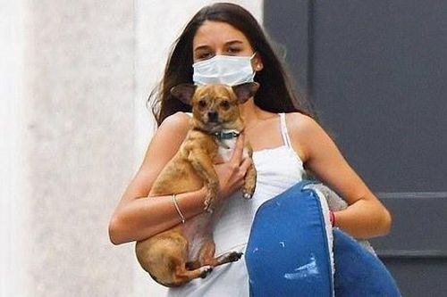 Suri Cruise thêm gần gũi mẹ trong mùa dịch