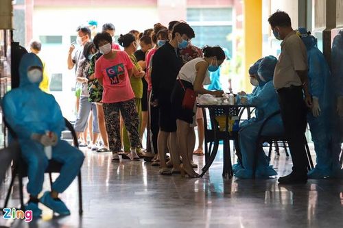 BN568 làm việc tại nhà hàng ở trung tâm TP.HCM trước khi cách ly