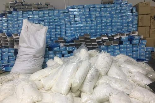 Thuê nhà xưởng làm giả khẩu trang và tái chế găng tay đã qua sử dụng