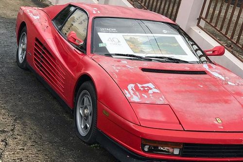 Siêu xe Ferrari Testarossa bị 'bỏ xó', dầm mưa suốt 17 năm