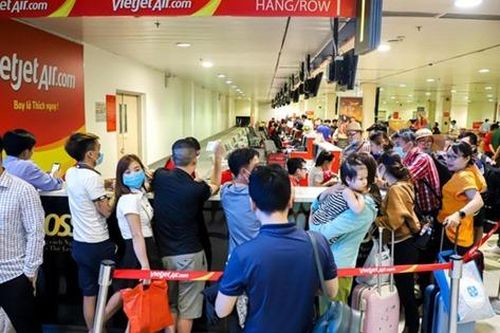 Đến sân bay muộn còn lăng mạ, nhổ nước bọt vào nhân viên hàng không