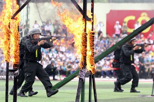 Cảnh sát biểu diễn võ thuật trong lễ khai mạc đại hội thể thao