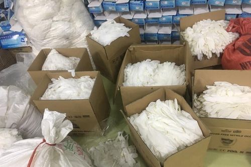 Lộ kho cất giấu hàng ngàn găng tay cao su đã qua sử dụng