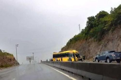 Xe khách, xe tải liên tục gặp 'nạn' ở khu vực Đèo Ngang, 3 người bị thương