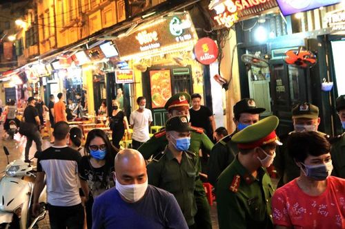 Quán bar, cửa hàng trong phố cổ Hà Nội đồng loạt đóng cửa chống dịch COVID-19