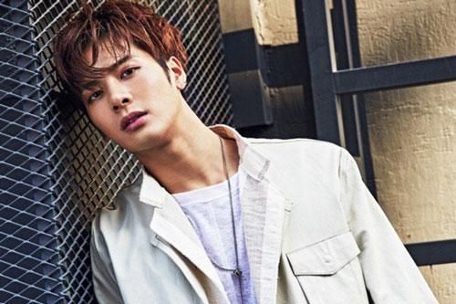 Các 'thánh lố' nổi tiếng giới idol khiến fan nhiều lúc chỉ biết 'quỳ sống'