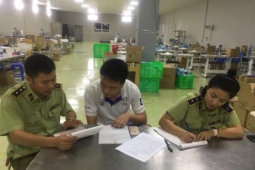 Dùng 2000m2 nhà xưởng để đóng găng tay tái chế