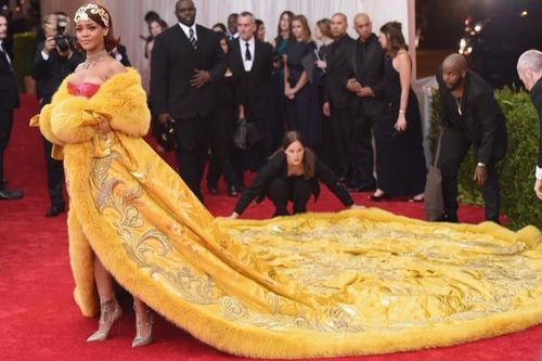 Rihanna thấy bản thân như cô hề, không dám xuống xe trong Met Gala 2015