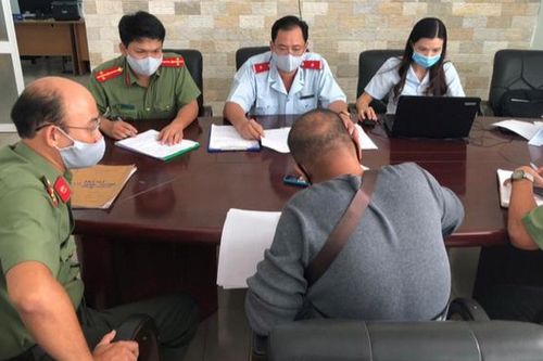 Xử phạt 10 triệu đồng hướng dẫn viên du lịch khoe đưa đoàn khách 'tẩu thoát khỏi Đà Nẵng'