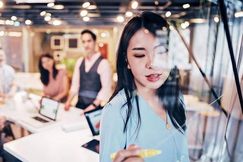 Được sếp ưu ái có thể trở thành 'cái gai' trong mắt đồng nghiệp