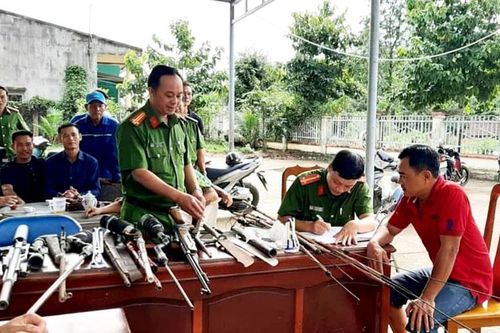 Tự nguyện giao nộp hơn 120 vũ khí, vật liệu nổ và công cụ hỗ trợ