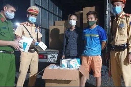 Chở 20 thùng khẩu trang không rõ nguồn gốc đi tiêu thụ