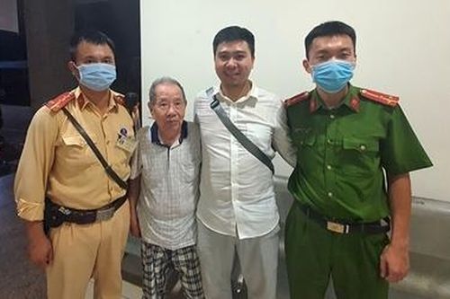 Cụ ông 90 tuổi lạc giữa Hà Nội được CSGT tìm người thân đưa về nhà