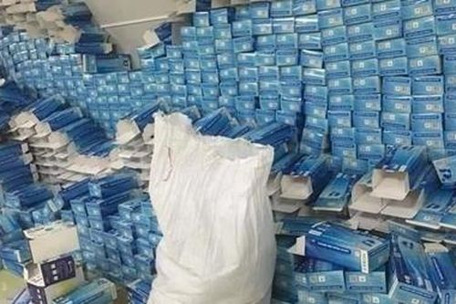 Hàng nghìn găng tay cao su đã qua sử dụng trong cơ sở sản xuất khẩu trang