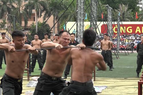 Cảnh sát cơ động dùng cổ bẻ cong thanh sắt