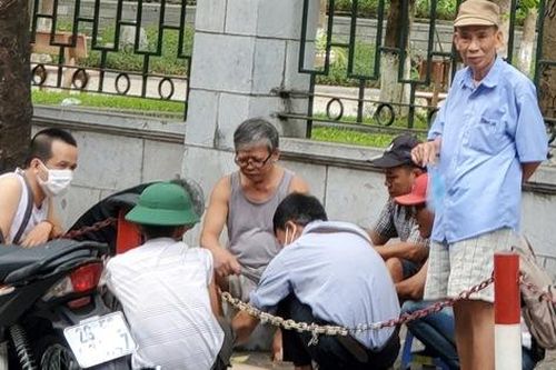 Bất chấp lệnh cấm từ 1/8, người Hà Nội vẫn có chỗ ngồi trà đá, vỉa hè chỉ vắng trước cơn mưa giông bất chợt