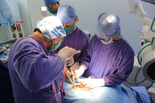 Thanh niên 37 tuổi ngã từ độ cao 5 m được cứu sống