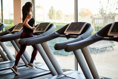 Chạy bộ trên máy hay ngoài trời tốt hơn?