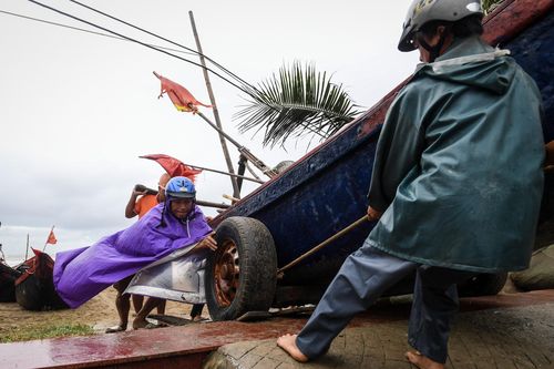 Ngư dân Sầm Sơn kéo thuyền lên lề đường tránh bão số 2