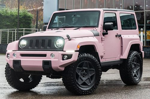Xe offroad Jeep Wrangler với bản độ màu hồng