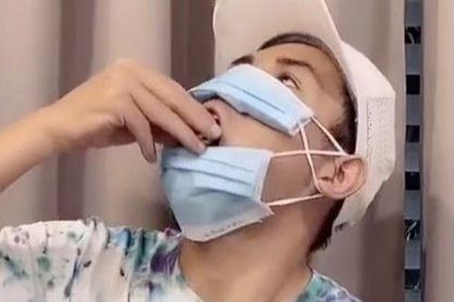 Hồ Quang Hiếu gây tranh cãi vì đeo khẩu trang sai cách