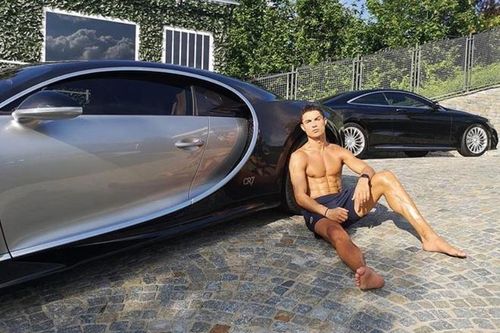 Ronaldo khoe siêu xe trị giá 3 triệu USD
