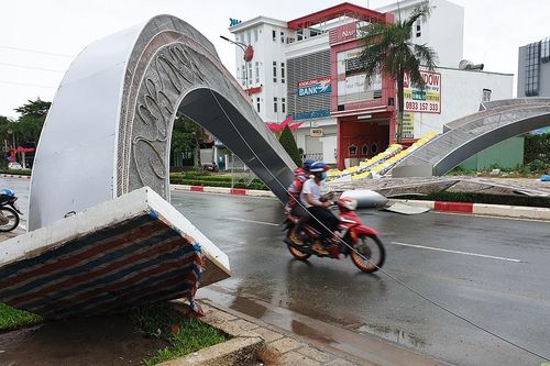 Cảnh gió giật sập cổng hoa cao 7 m ở thành phố Bà Rịa