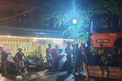 Bờ kè đổ sập trong mưa, 1 người tử vong