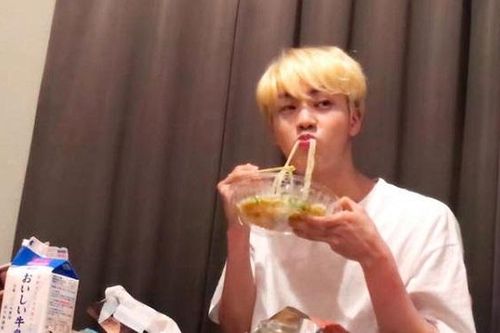 Cho món này vào mì, đúng chỉ có triệu phú ưa toan tính như Jin BTS mới nghĩ ra