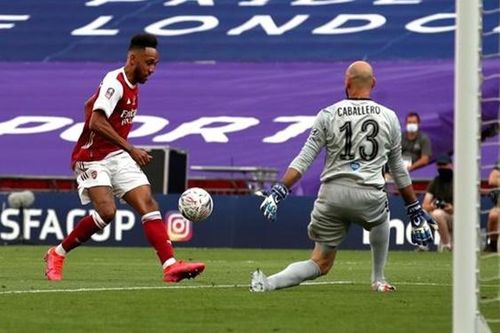 Aubameyang bị cáo buộc ăn vạ để kiếm 11m ở chung kết cúp FA