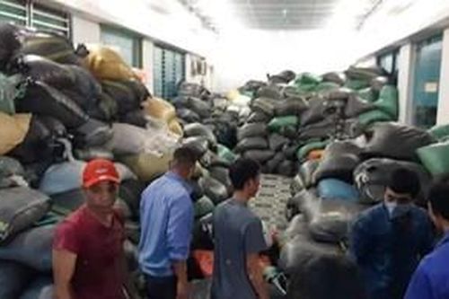 Phát hiện nhiều xưởng tái chế găng tay đã qua sử dụng