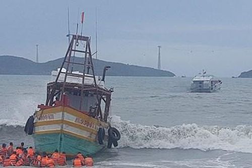 Cán bộ, chiến sĩ Vùng 5 Hải quân kịp thời kéo tàu cá Kiên Giang mắc cạn