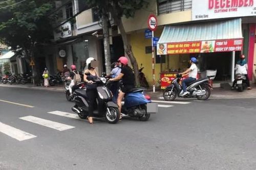 Gặp đúng 'tổ buôn', người phụ nữ vô tư đỗ xe giữa đường