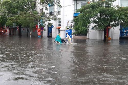 Bão số 2: Đường phố Hải Phòng ngập sâu, CSGT lội nước làm nhiệm vụ