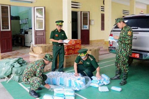 Thu giữ 13.000 chiếc khẩu trang y tế và một số hàng hóa nhập lậu