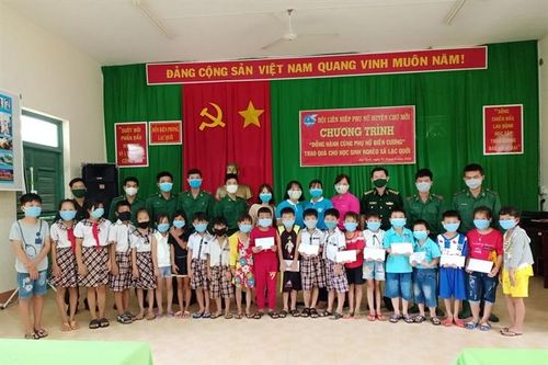 Trao tặng 30 suất học bổng cho học sinh nghèo nơi biên giới An Giang