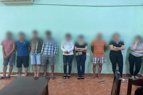 Đồng Nai: Bắt nhóm đối tượng đang say sưa 'sát phạt' nhau bằng hình thức 'xóc đĩa'