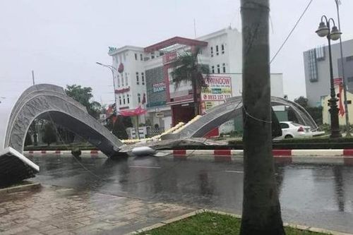 Gió giật sập cổng hoa cao 7m ở Vũng Tàu