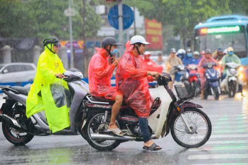 Sau bão, nội thành Hà Nội mưa rả rích suốt chiều