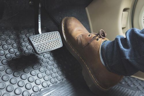 Cách xử lý nhầm chân ga khi lái thử ô tô ít người biết