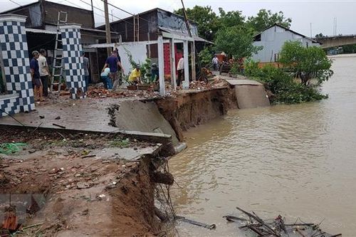 Sóc Trăng: Sạt lở bờ sông trong đêm tối, nhiều hộ dân phải sơ tán