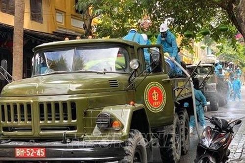 Huy động 6 xe chuyên dụng phun hóa chất khử trùng tại phố cổ Hội An