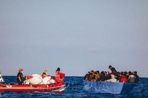 Giải cứu trên 200 người di cư bất hợp pháp ngoài khơi bờ biển Libya