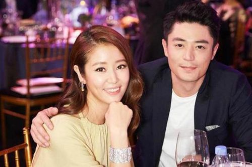 Cùng là vợ chồng nhưng tình thế trái ngược: Lâm Tâm Như khoe vòng dát 50 viên kim cương, Hoắc Kiến Hoa đi xe rẻ tiền