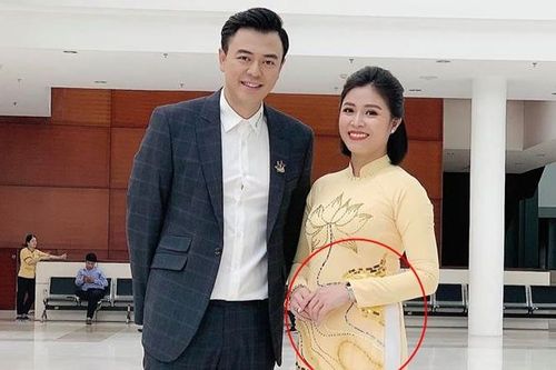 'Che đậy' nhiệt tình nhưng MC Hoàng Linh vẫn để lộ vòng 2 to bất thường